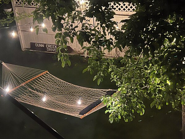 Una hamaca con luces, una valla y un letrero que dice "Dunn Creek Drive".