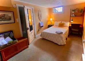 3 bedrooms, in-room safe, desk, iron/ironing board - Steps from University –  3BR, Sleeps 6, FirePit Backyard Concerts & GameDay (Missoula)