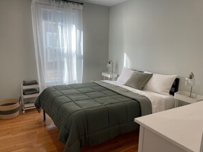 2 室のベッドルーム、アイロン / アイロン台、WiFi、ベッドシーツ