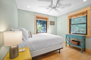 3 bedrooms, iron/ironing board, travel crib, WiFi - Lake Front Cabin with Private Dock & Amazing Views (New Durham)