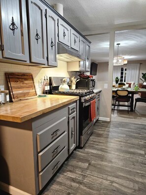 冷蔵庫、電子レンジ、オーブン、コンロ