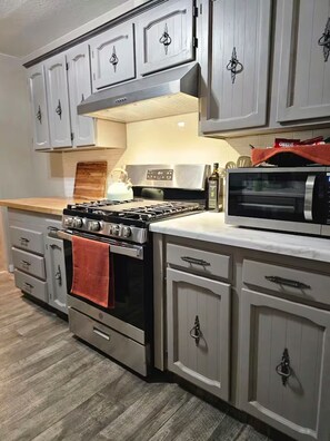 ثلاجة، ميكروويف، فرن، موقد طهي مسطح