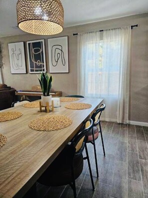 Dining - Little House on the Water-Pet Friendly! (Visalia)