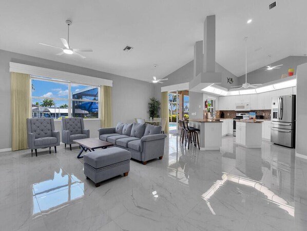 TV, fireplace - Pool & Spa with Waterfront Views, Kayaks, Fishing! (Cape Coral)