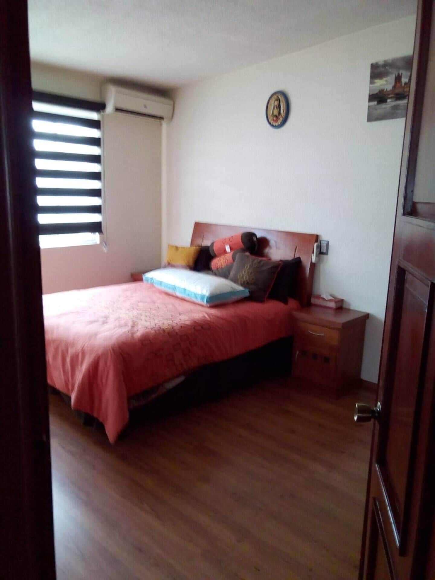 5 slaapkamers, een strijkplank/strijkijzer, wifi