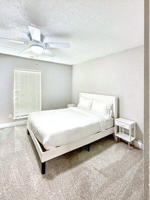 1 soverom, safe på rommet, skrivebord og strykejern/-brett