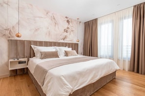 5 chambres, bureau, chambres insonorisées, fer et planche à repasser