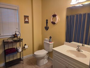 Secadora de cabello, toallas, jabón, papel de baño