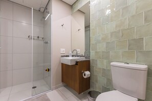Dusche, Haartrockner, Handtücher, Toilettenpapier