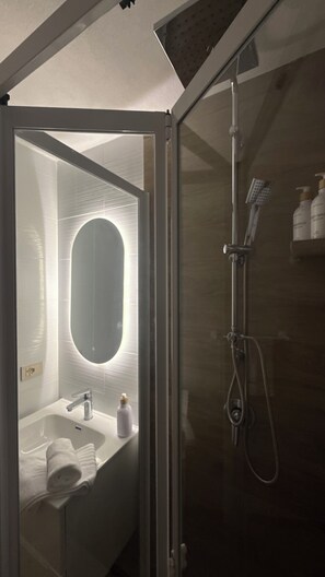 Haartrockner, Handtücher, Seife, Toilettenpapier