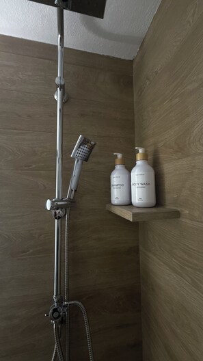 Haartrockner, HandtĂŒcher, Seife, Toilettenpapier