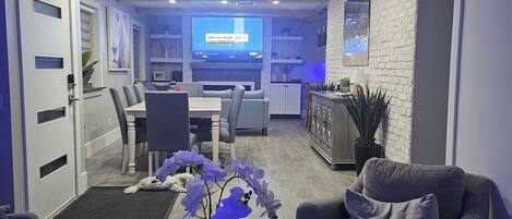 Smart-TV, Kamin, Bücher