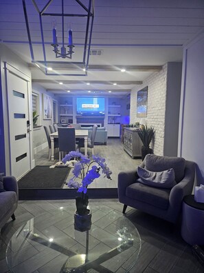 Smart-tv, een open haard en boeken