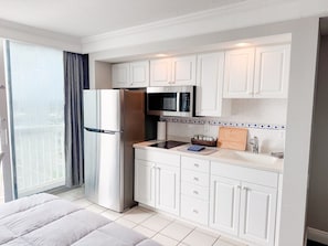 Kjøleskap, mikrobølgeovn og krydder