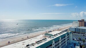Un hôtel situé en bord de mer, doté d’un parking, d’une plage et offrant une vue sur l’océan.