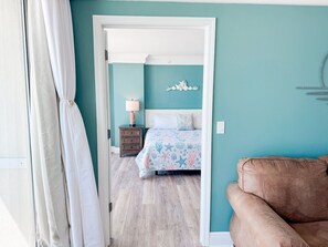 Un dormitorio con una cama, una mesita de noche y una lámpara.