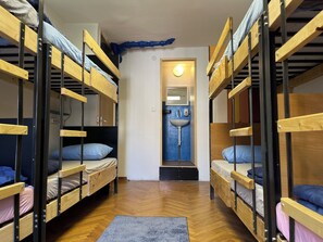 Basic Room, Courtyard View - Chillton Hostel (Belgrade)