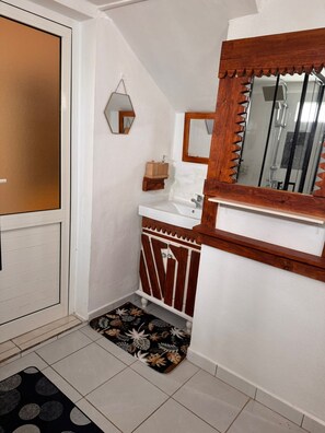 Suihku, pyyhkeet, saippua, vessapaperi