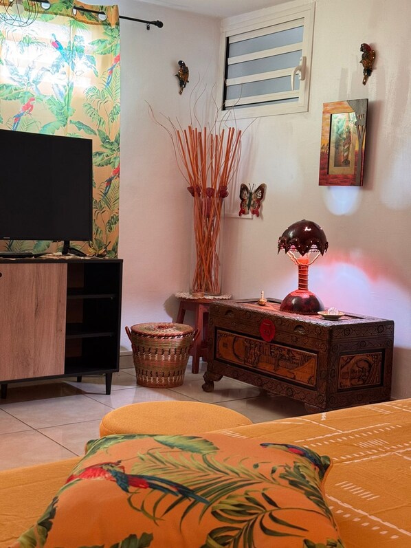 Interior - 1-bedroom apartment, jacuzzi and private parking 5 minutes from the beach (Sainte-Anne)