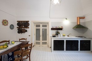 Fridge, oven, electric kettle, toaster - Blue terrace Amalfi- accommodation with terrace to experience an unforgettable vacation (Atrani)