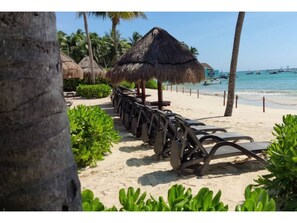 En la playa, camastros y toallas de playa 