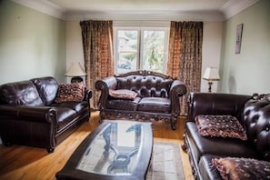 Living area - Beautiful & Spacious home (Gatineau)