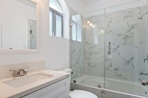 Shower, hair dryer, towels, soap - Lovely 3bed 2bath apartment near Universal studio & Hollywood in Los Angeles (Los Angeles)