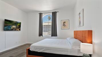 3 bedrooms, iron/ironing board, internet, bed sheets