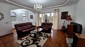 Luxury Cabin, Garden View | Living area | Toys