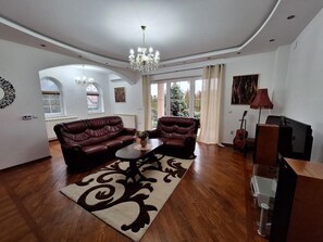 Luxury Cabin, Garden View | Ruang tamu | Mainan