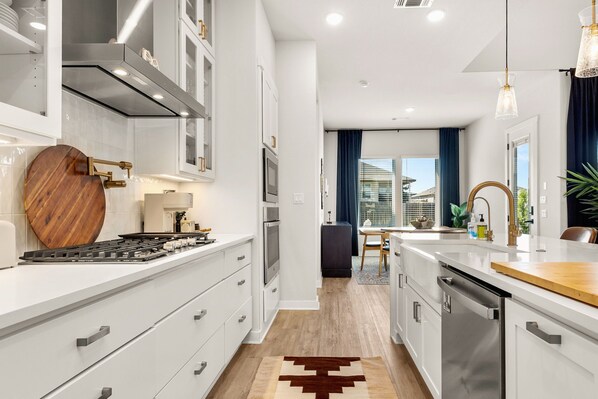 ثلاجة، ميكروويف، فرن، موقد طهي مسطح