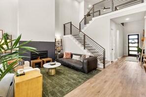 تلفزيون ذكي، مدفأة، ألعاب فيديو، مشغل دي في دي