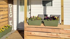 A wooden porch with two flower planters and a sign reading "GIGGEE". - Northgate Studio - 1 block from TAMU! (College Station)