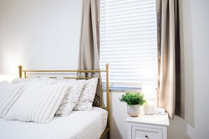 3 عدّة غرف نوم ومكتب ومكواة/لوح كي وسرير سفر