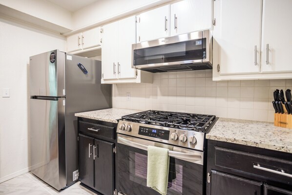 ثلاجة، ميكروويف، فرن، موقد طهي مسطح