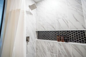 Ducha, secador de pelo, toallas y jabón