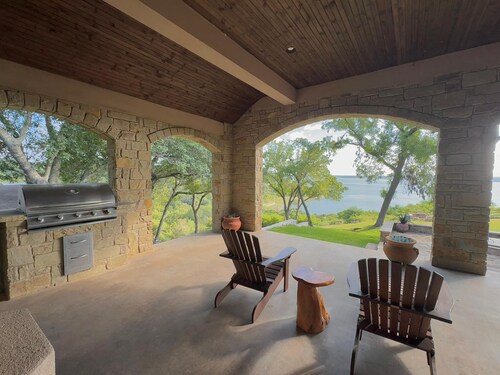 House with lake views and lake access
