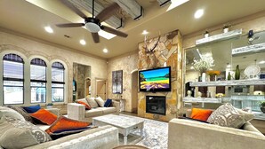 Living area - House with lake views and lake access (Belton)