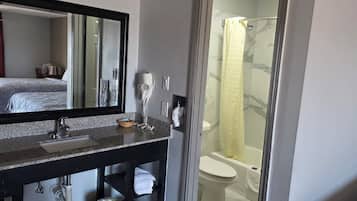 Secador de pelo, toallas, jabón, shampoo