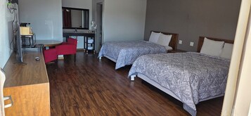 Escritorio, tabla de planchar con plancha y wifi gratis 