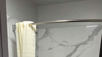 Secador de pelo, toallas, jabón y champú