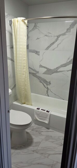 Haartrockner, Handtücher, Seife, Shampoo