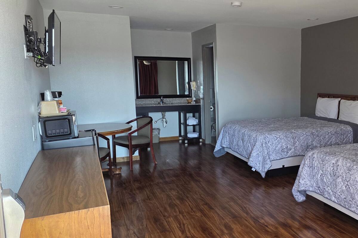 Habitación doble estándar, para no fumadores | Escritorio, tabla de planchar con plancha y wifi gratis