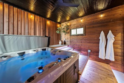 Romantic Adult Kink Theme Couples Getaway-Hot Tub -Free Golf Cart For Sept. Only