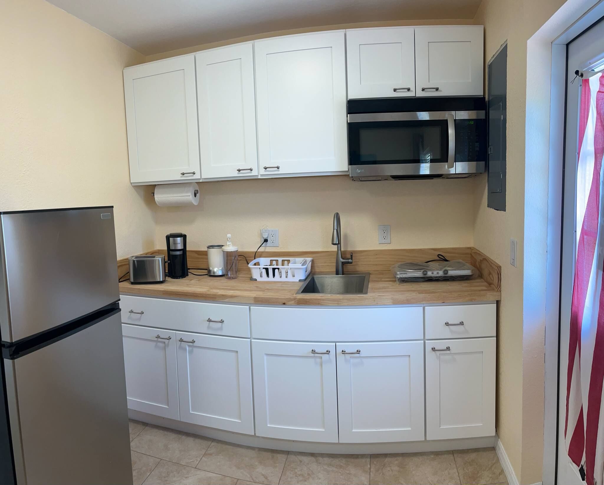 Fridge, microwave, stovetop, coffee/tea maker