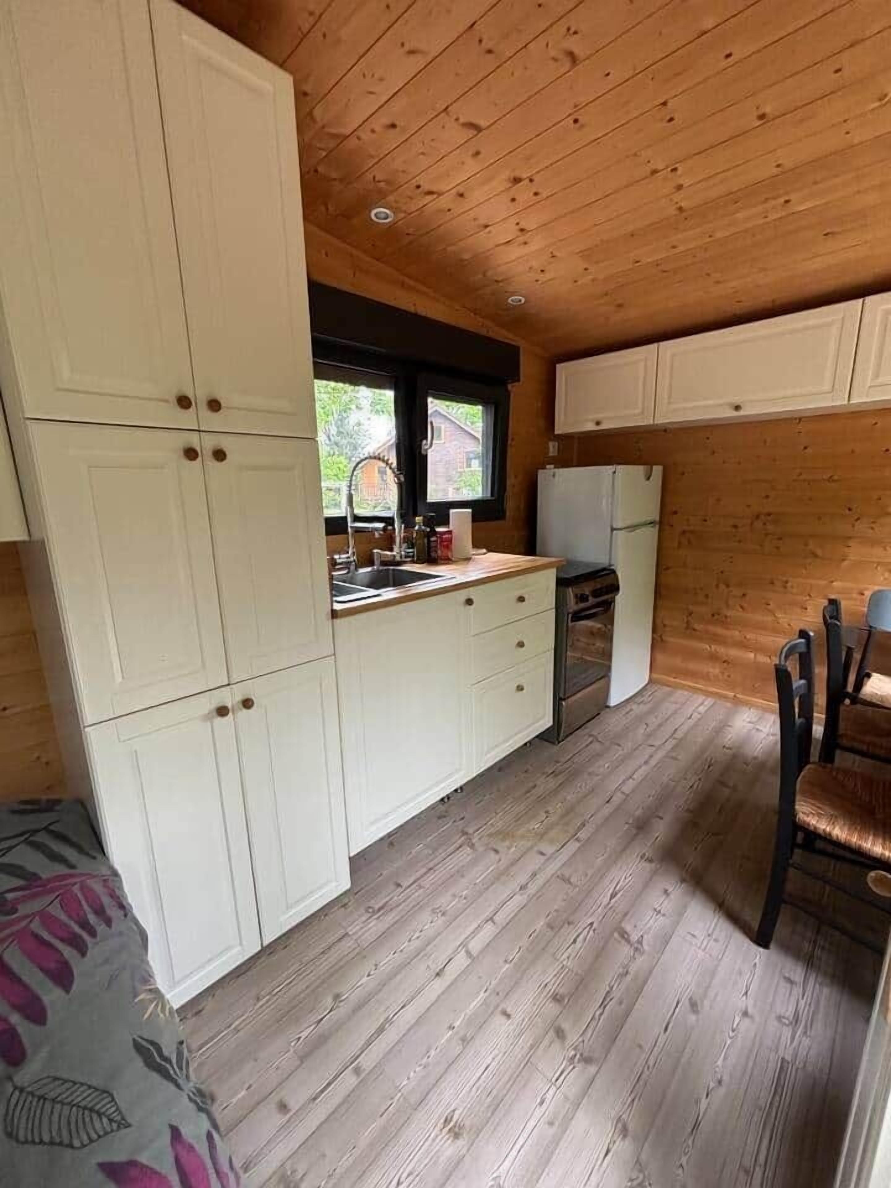 Kühlschrank, Ofen, Herdplatte, Kochgeschirr/Geschirr/Besteck