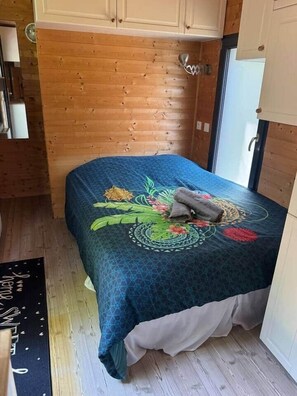 1 bedroom, bed sheets