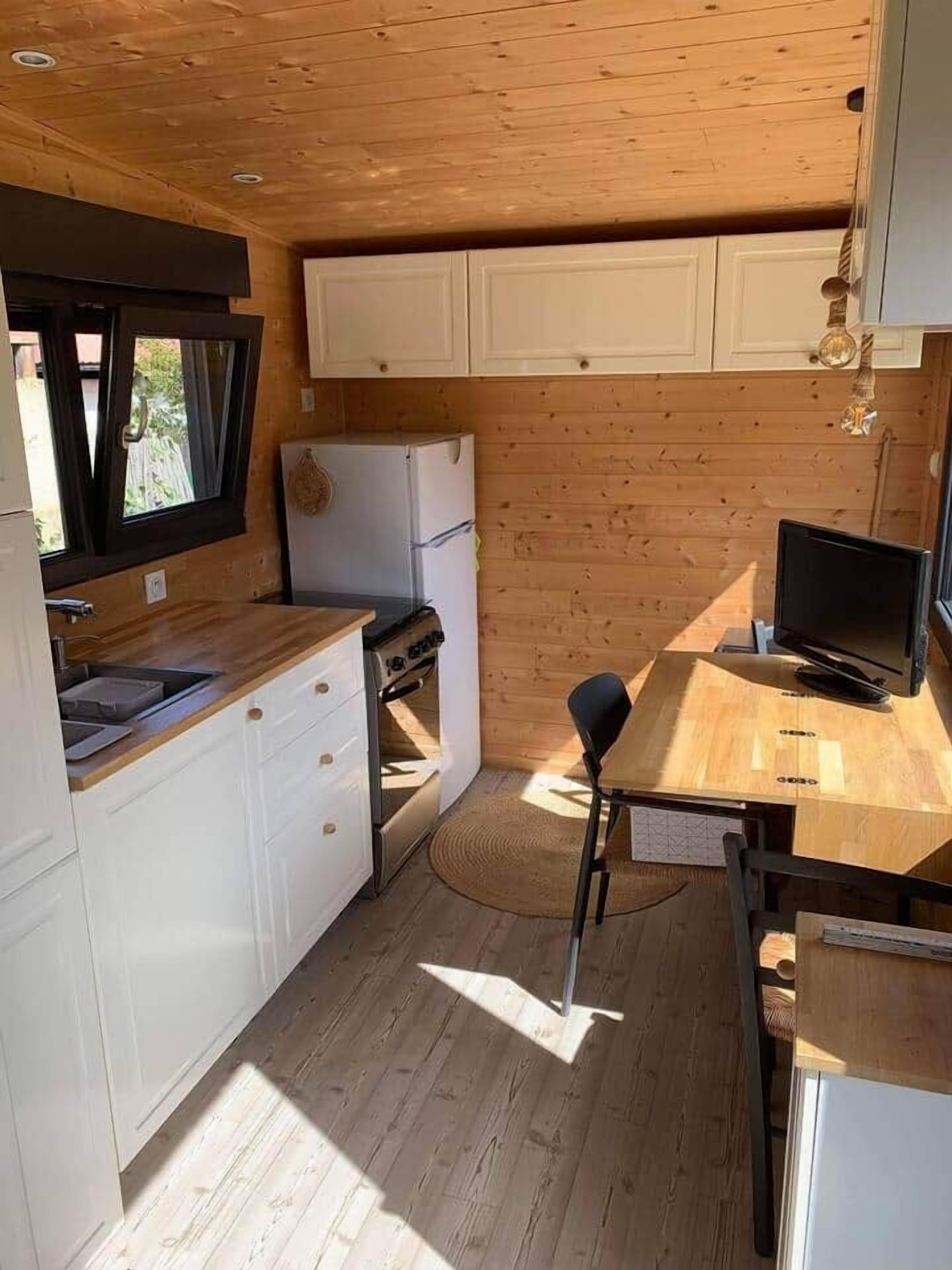 Refrigerador, horno, parrilla de estufa y utensilios de cocina 