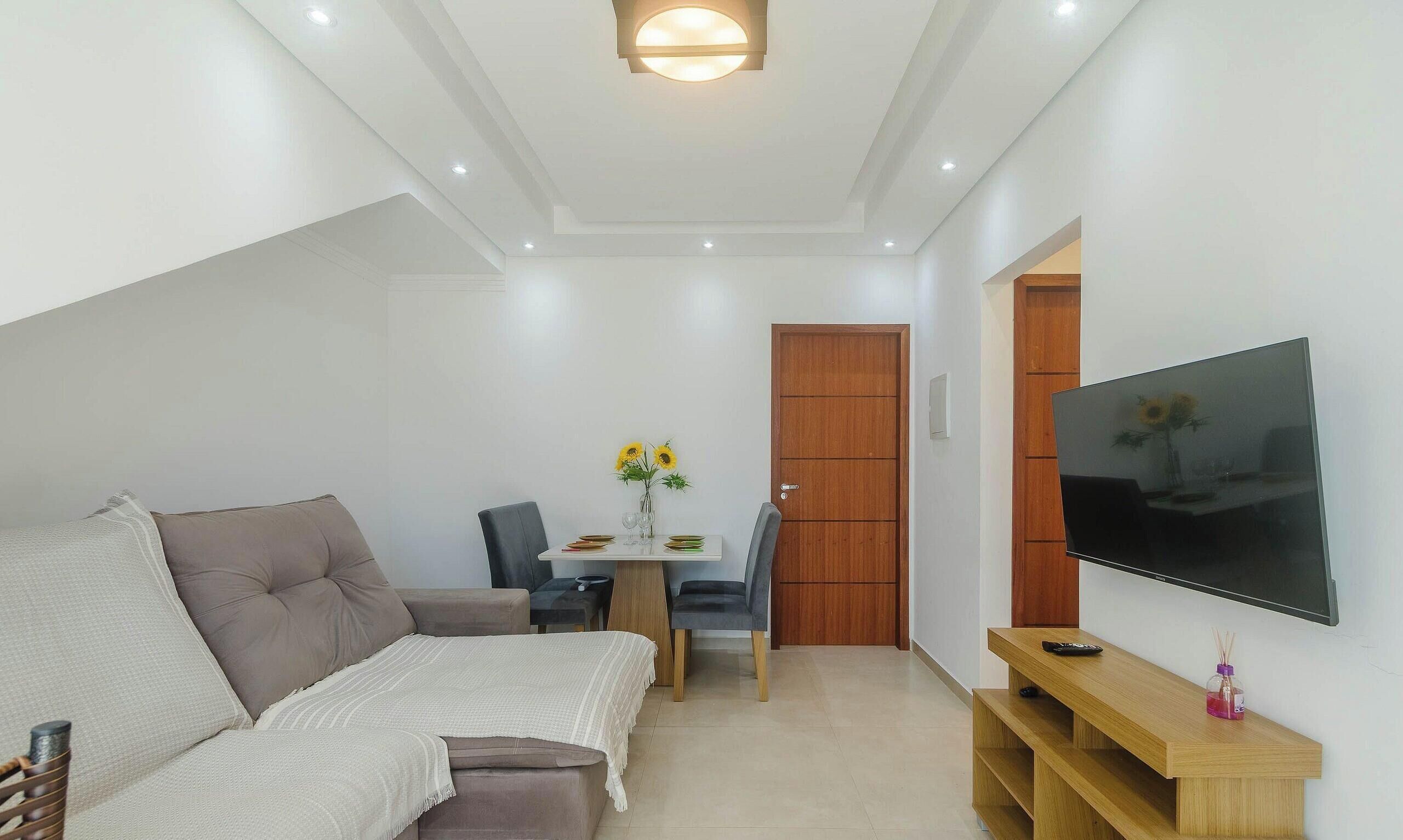 基础公寓 | 起居区 | 32-英寸智能电视（配备数码频道）