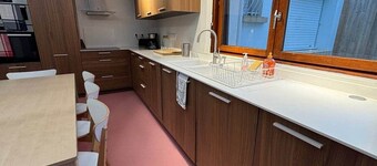 5-bedroom house with free parking